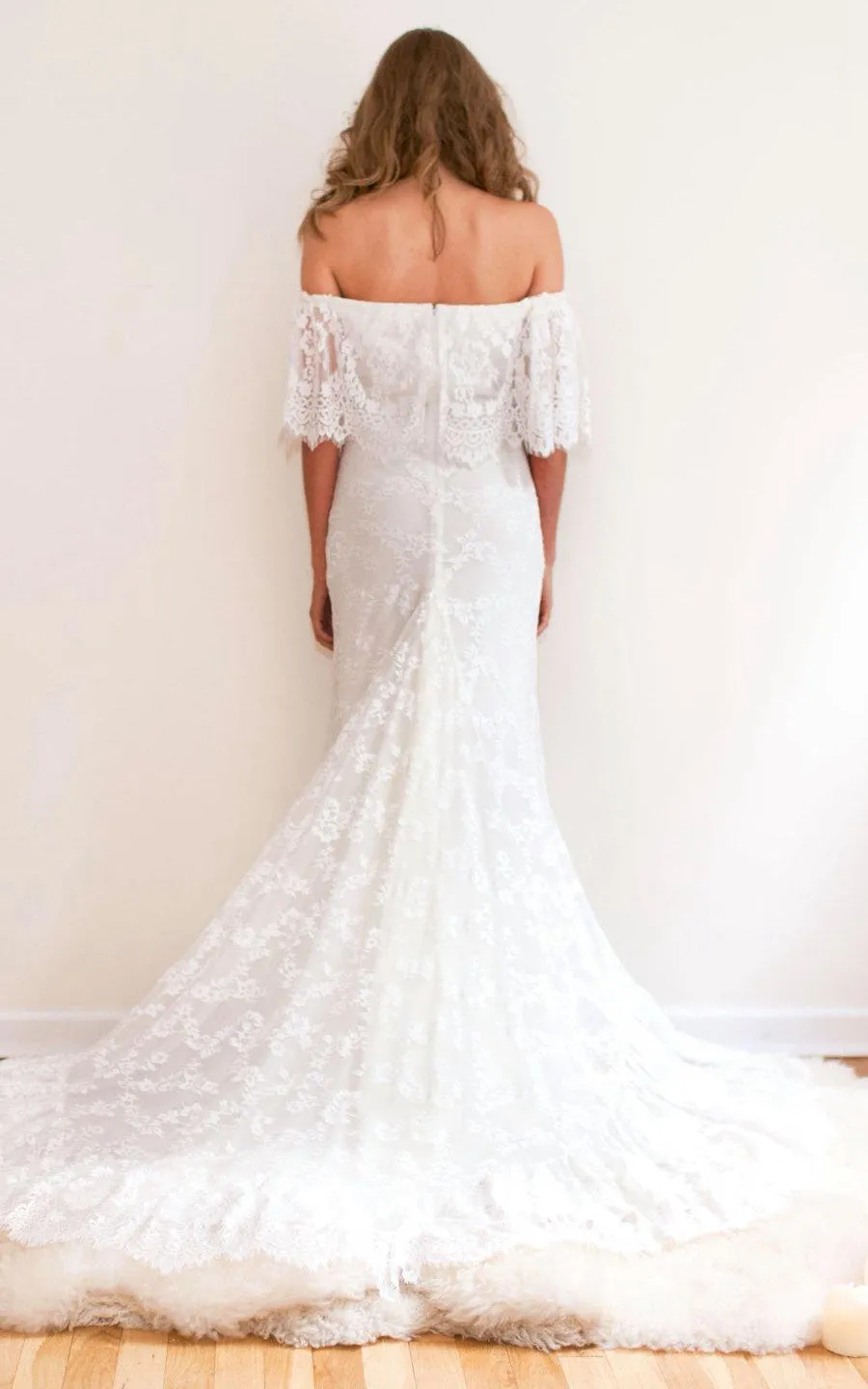 Boho Off-Shoulder Sheath Scalloped Lace Wedding Dress With Long Train-ET_711235